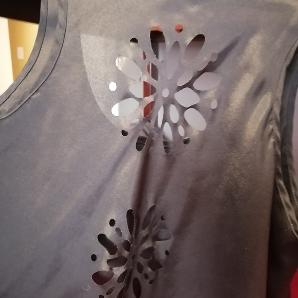 Flowly top with cut out design - Picture 4 of 7